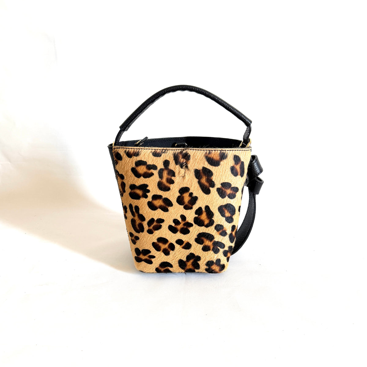 BORSA BUCKET NINA IN CAVALLINO E VERA PELLE MARTELLATA
