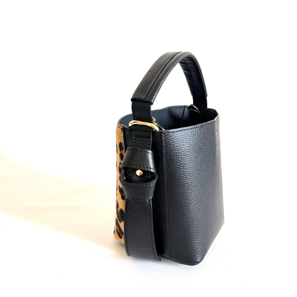 BORSA BUCKET NINA IN CAVALLINO E VERA PELLE MARTELLATA